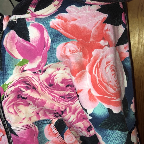 Lululemon Lululemon Hold Your Om Hoodie
Secret Garden / Black size 6 floral top - Picture 9 of 16